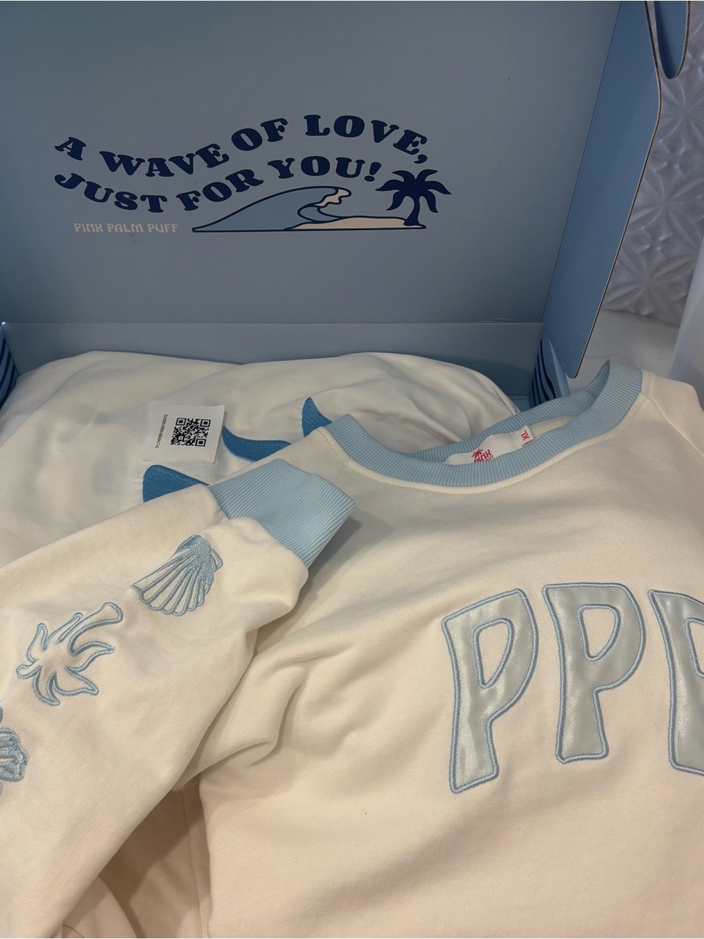 🩵Pink Palm Puff Coastal Classic Crew Seasalt XL White + Light Blue sweatshirt